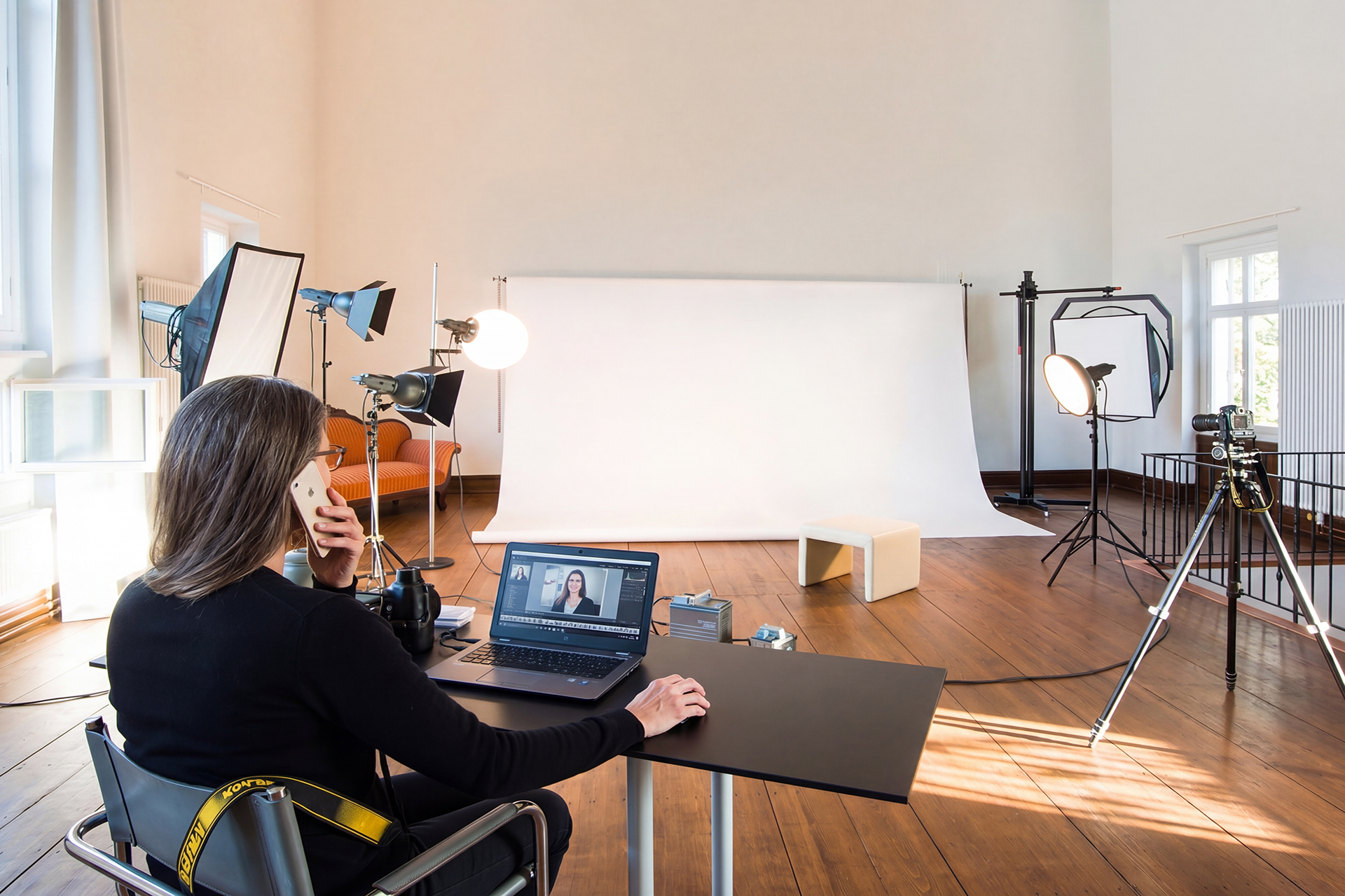 Fotografin Barbara Mainz sitzt in Ihrem Fotostudio